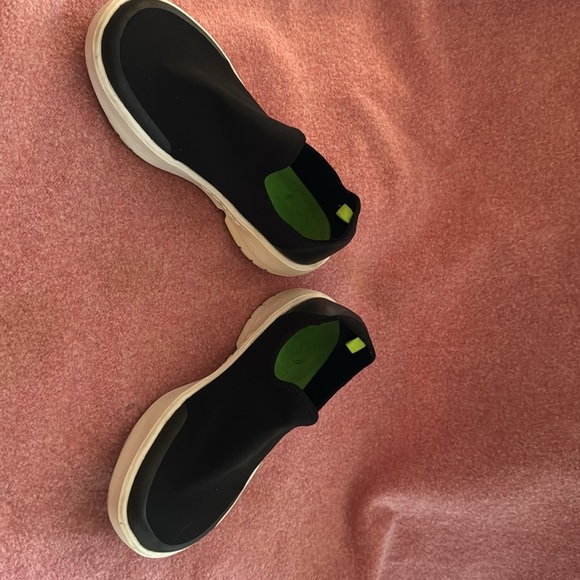 WOMEN'S OOMG EEZEE LOW SHOE - BLACK
US Size 9 / EU Size 40 - Picture 2 of 3